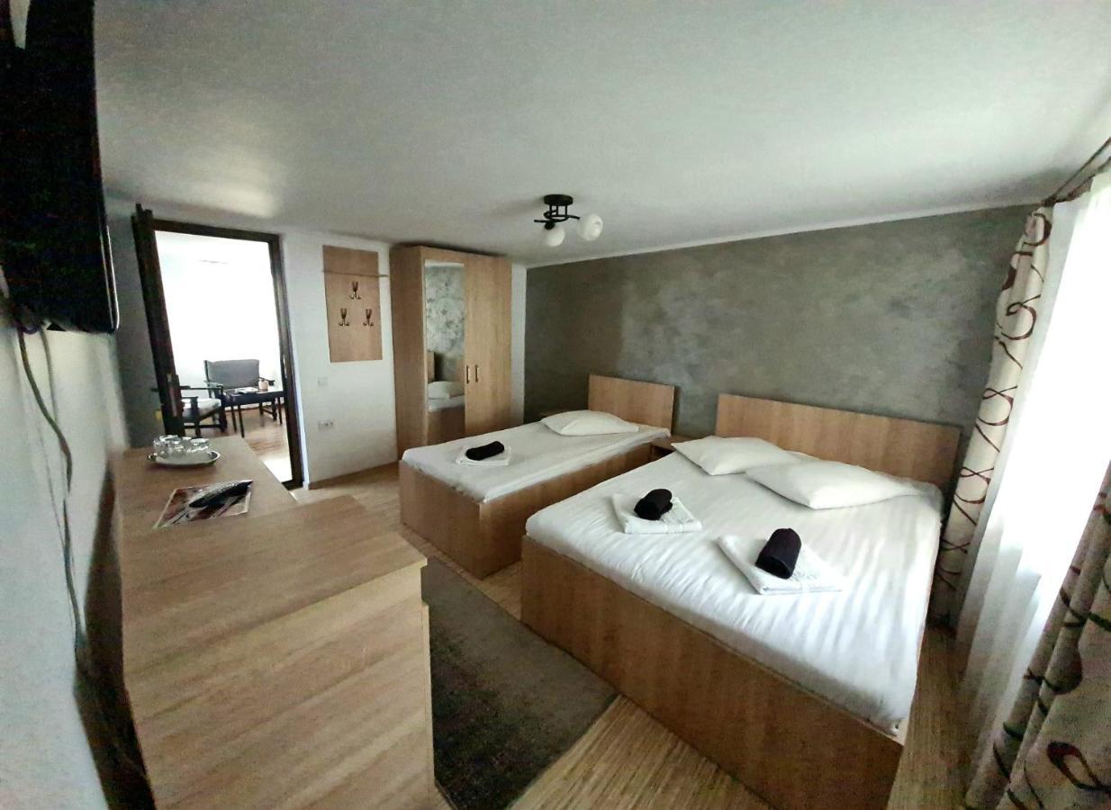 Casa Ostrov Hotell Călimăneşti Exteriör bild
